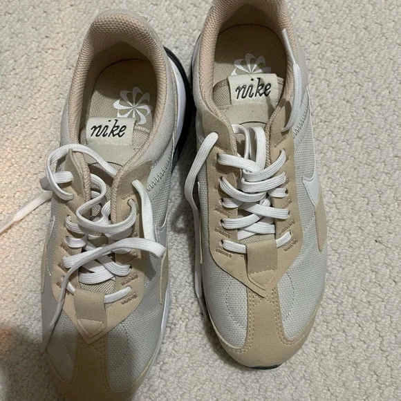 Nike Women's Air Max - Picture 3 of 6